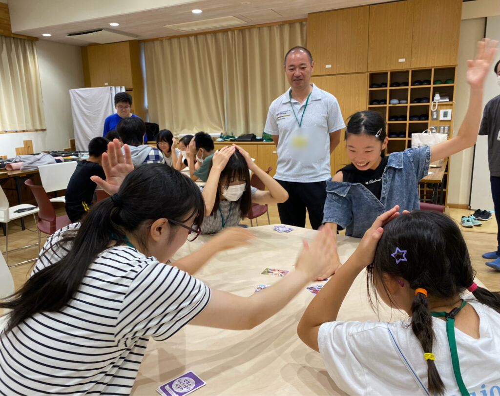 子どもたちがカルタをしている写真